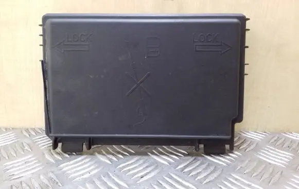 Opel Meriva B Fuse box cover 13246936