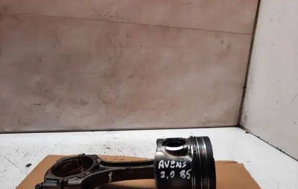 Toyota Avensis T250 Piston with connecting rod 82L106