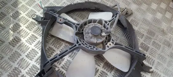 Radiator cooling fan shroud