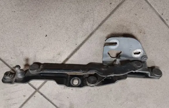 Audi A4 S4 B5 8D Tailgate/trunk/boot hinge 3B5827301