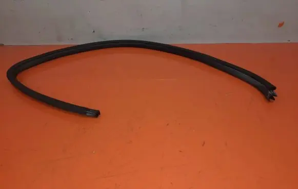 Suzuki Swift I Front door rubber seal 