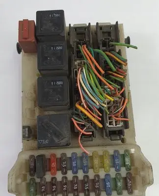 Ford Mondeo MK II Fuse module 93BG14A073EK