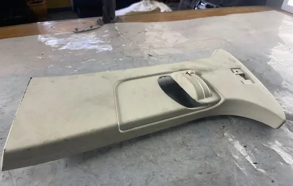 Ford Focus (C) pillar trim BM51A24583 BM51A24583A