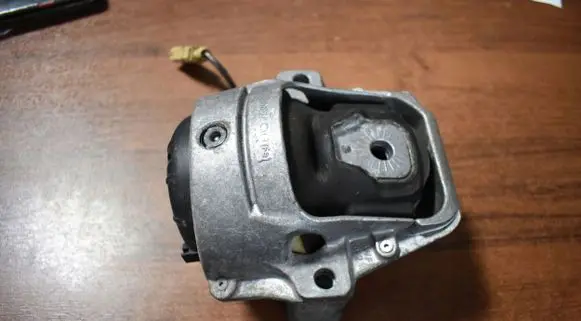 Porsche Macan (95B) Engine mount vacuum valve 8R0199381AQ