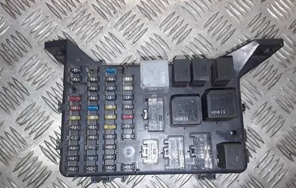 Ford Mondeo Mk III Fuse module 1s7t14a073ae