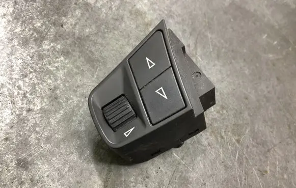 Steering wheel buttons/switches