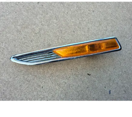 Front fender indicator light