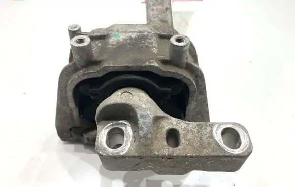 Volkswagen Tiguan Engine mounting bracket 5N0199262L