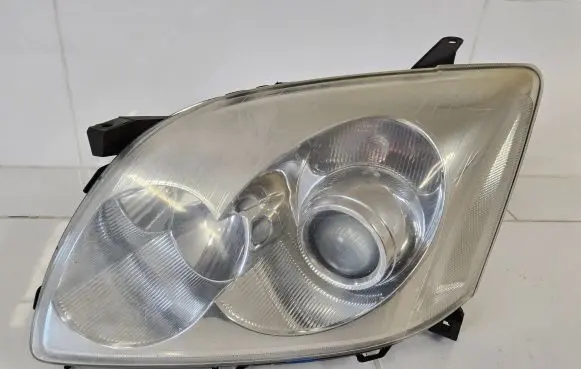 Toyota Avensis T250 Headlight/headlamp KOITO0543 8117005190