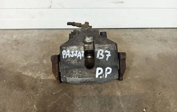 Volkswagen PASSAT B7 Front brake caliper ZACISKPAASS