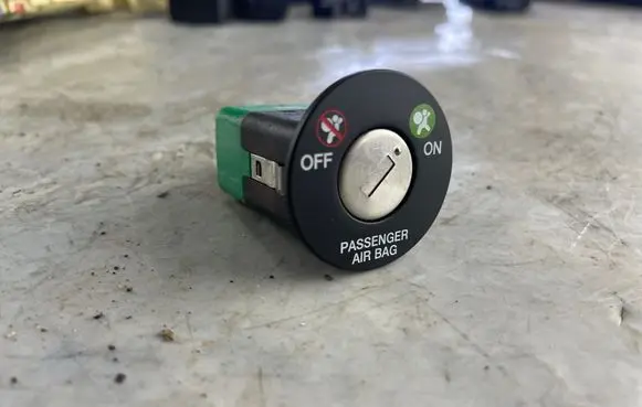Hyundai Santa Fe Passenger airbag on/off switch 