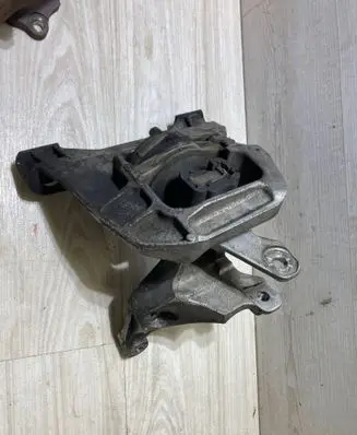 Engine mount bracket