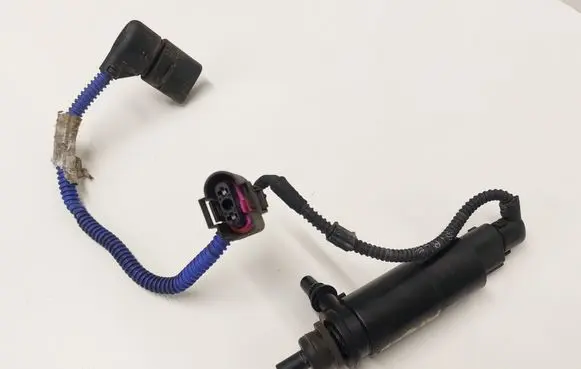 Cupra Ateca Headlight washer pump 6R0955681