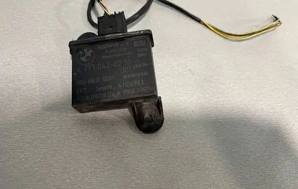 BMW M3 e92 Tire pressure control unit 6771042 002BE00001 053300101202