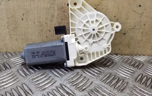 Volkswagen PASSAT B8 Front door window regulator motor 5Q4959802B 1036C22941100