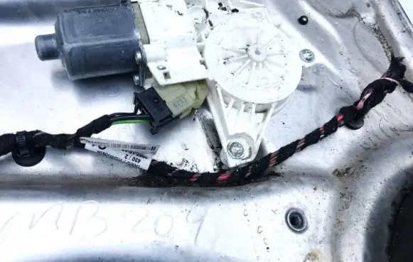 Mercedes-Benz C AMG W204 Rear door window regulator motor a2048200642