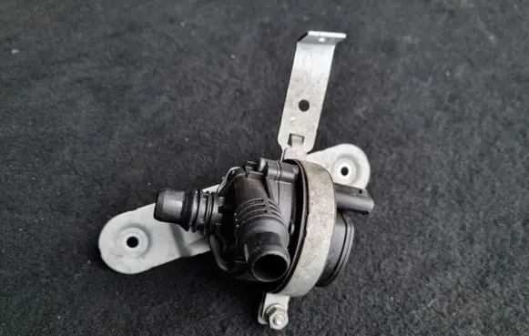 BMW 4 F36 Gran coupe Water pump 6834917 8625682