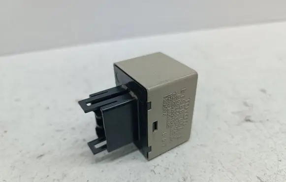 Toyota Corolla E120 E130 Hazard warning light relay 8198005040 MB0665005340 020100
