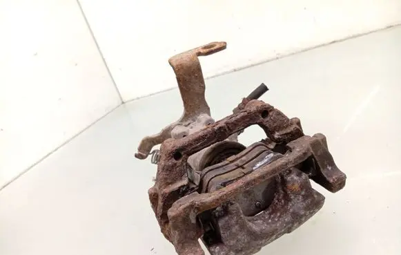 Toyota Avensis T270 Rear brake caliper 