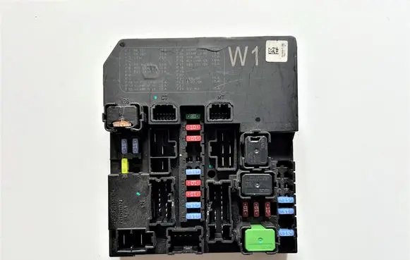 Nissan Leaf I (ZE0) Fuse module 284B73NA1A