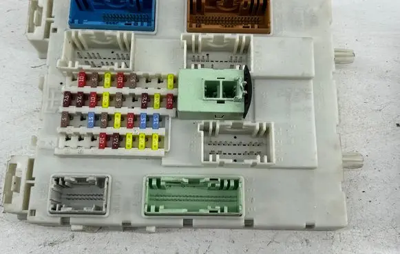 Ford Focus Fuse module DV6T14A073DH 010012 000084