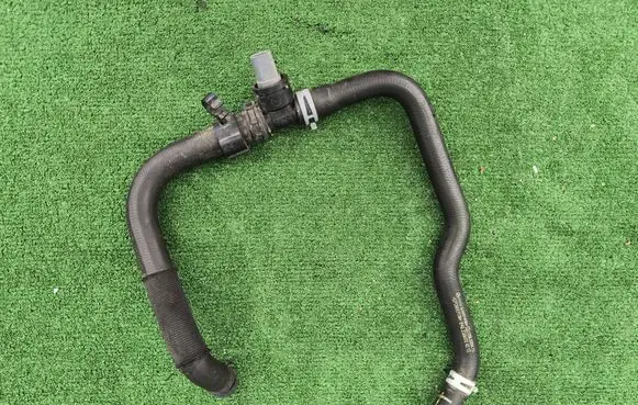 Engine coolant pipe/hose