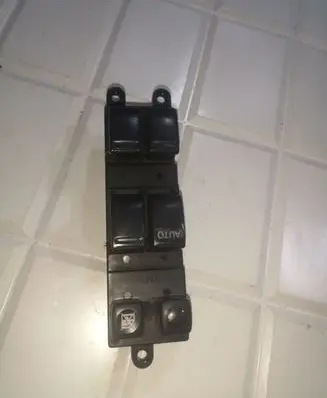 Nissan Primera Electric window control switch 25401AV640 C8DD702N 251004N1
