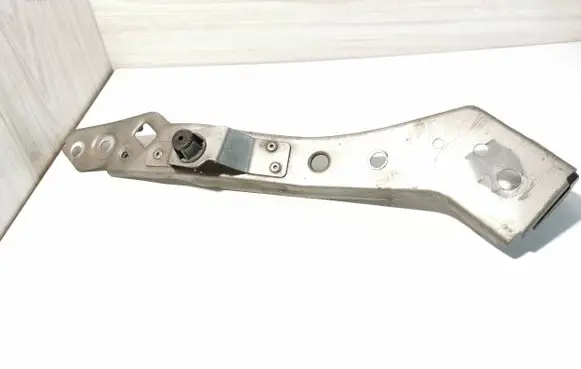 Headlight/headlamp mounting bracket