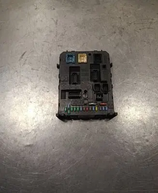 Peugeot 308 Fuse module 966689578002 212454904 20977771
