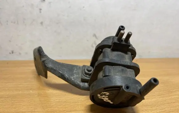 Mercedes-Benz E W210 Turbo solenoid valve 0005450327 C3702