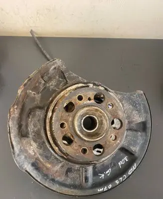 Mercedes-Benz CLS C219 Rear wheel hub A2113508408 2113508408