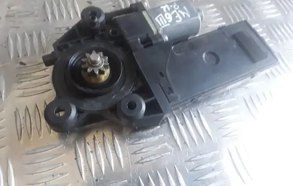 Renault Megane III Front door window regulator motor 807310004