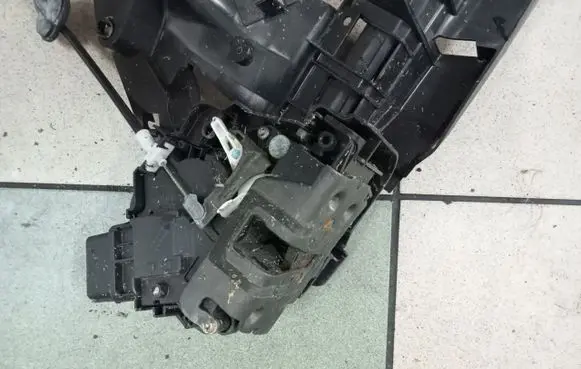 Ford Focus Front door lock 2400001