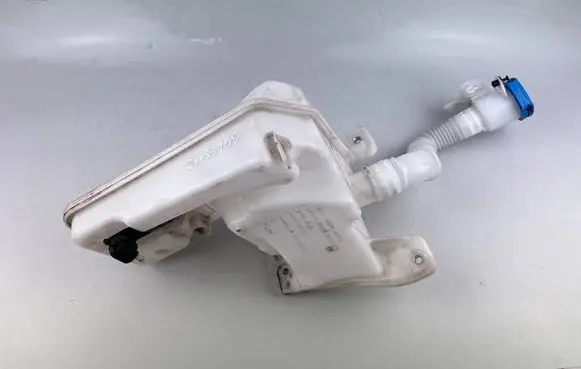 Volkswagen Golf VIII Windshield washer fluid reservoir/tank 5WA955453A 5FF955453 1K6955651