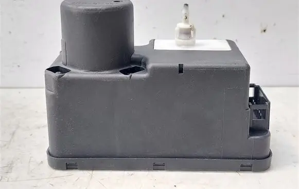 Volkswagen PASSAT B4 Central locking vacuum pump 1H0962257G