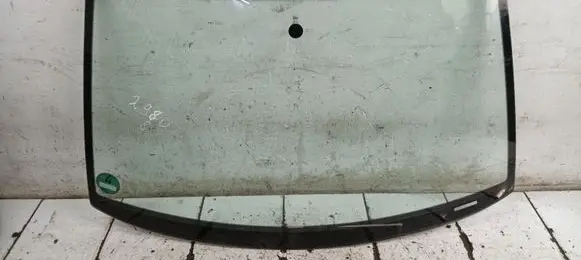 Volkswagen Polo Front windscreen/windshield window AS1