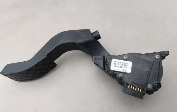 Volkswagen PASSAT B5.5 Accelerator throttle pedal 8D1721523F 8DV00837603
