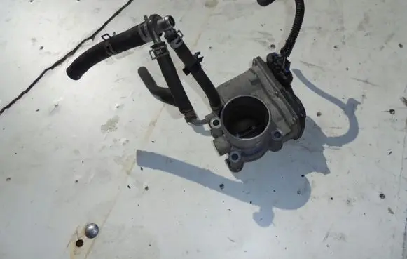 Suzuki Grand Vitara II Throttle valve
