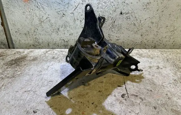 Toyota Yaris Engine mount bracket