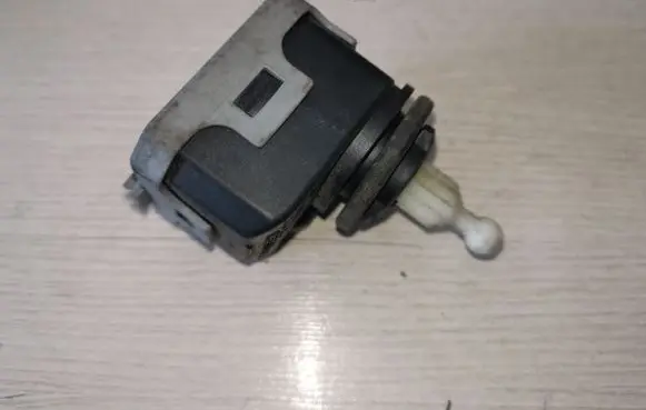 Headlight level adjustment motor