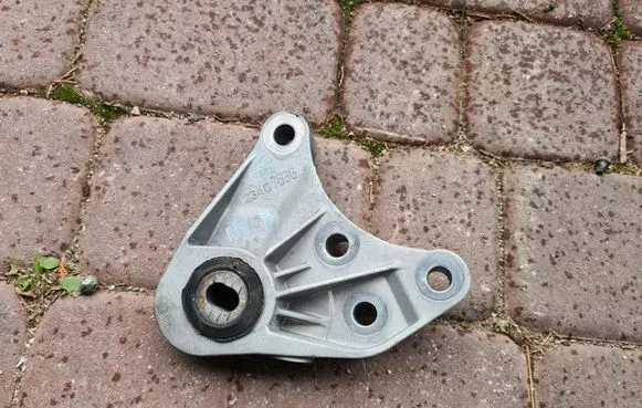 Gearbox mounting bracket
