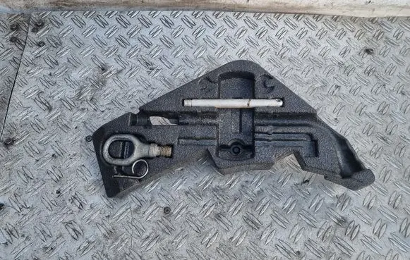 Volkswagen Touareg I Tool box 7L0012113