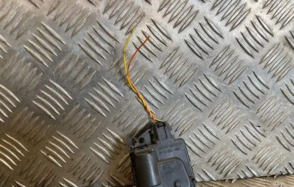 Nissan Pathfinder R51 Air flap motor/actuator 5neh19e616ab