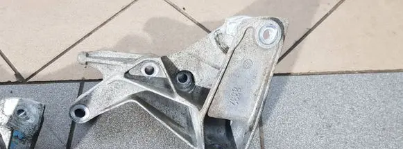 Chevrolet Captiva Engine mounting bracket