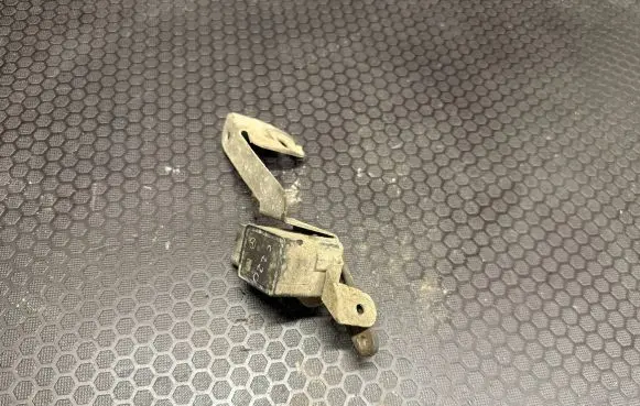 Mercedes-Benz C W203 Air suspension front height level sensor A0105427717