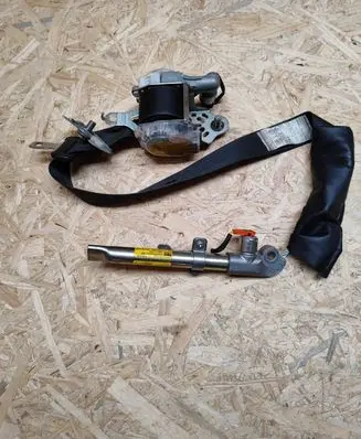 Subaru Outback Front seatbelt 7S2610 G087917