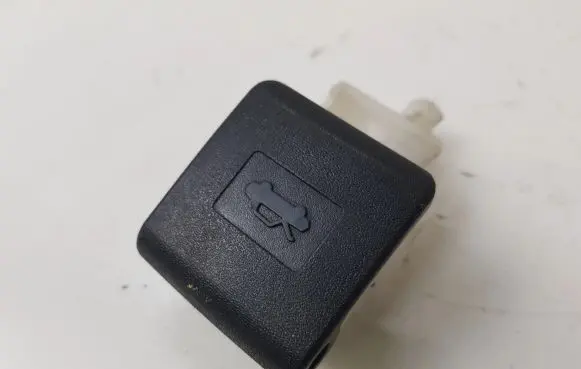 Toyota Avensis T250 Engine bonnet (hood) release handle