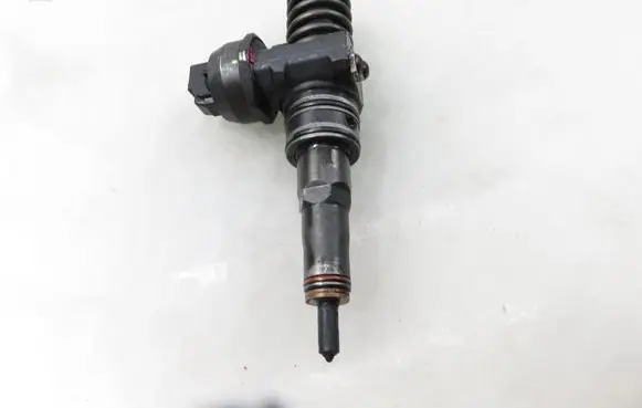 Volkswagen Golf V Fuel injector 0414720215 038130073AG