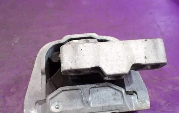 Skoda Octavia Mk2 (1Z) Engine mount vacuum valve 