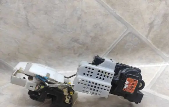Hyundai Sonata Front door lock